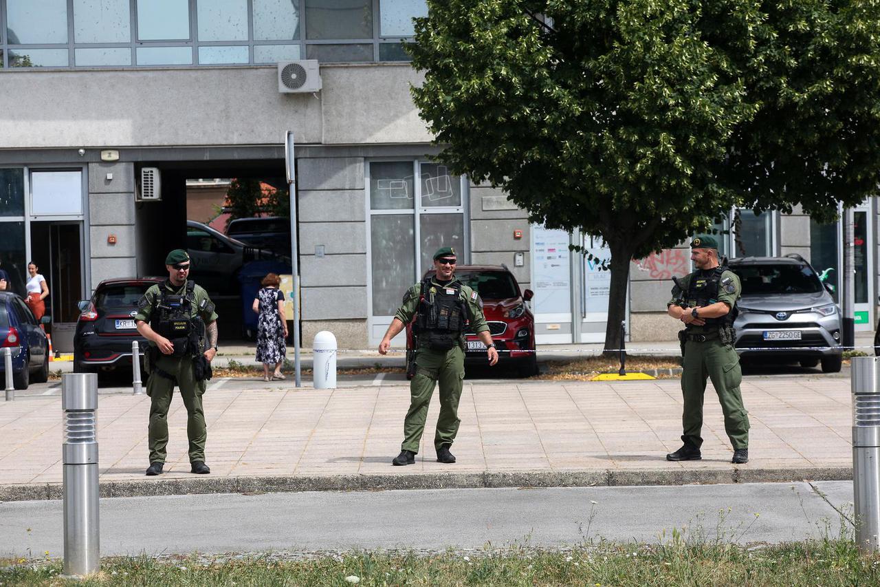 Zagreb: Pravosudni službenici nastavljaju sa štrajkom, stigli su pred zgradu NSK