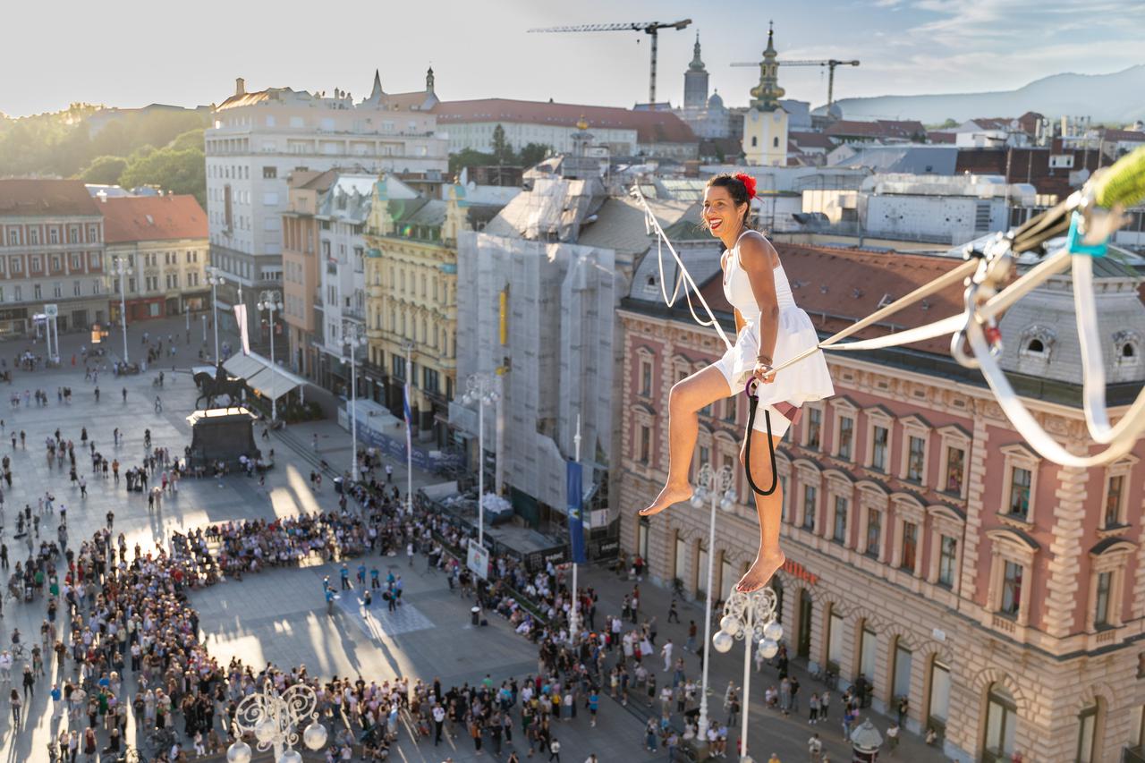 Zagreb: Antonia Gašperov hodom po žici privukla poglede prolaznika