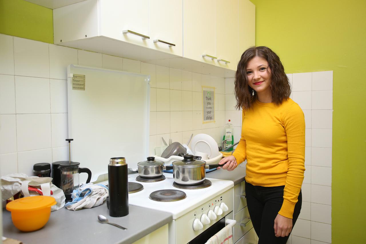 02.11.2015. Zagreb - Studentica Ana Meter boravi u hostelu Soul za vrijeme obnove studentskih domova.  Photo: Petar Glebov/PIXSELL