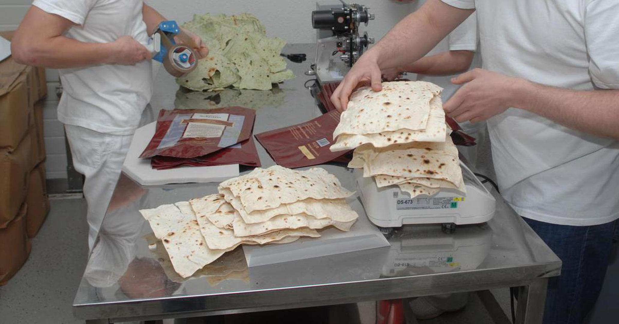 24. Zagorski mlinci - pekarski proizvod od glatkog pšeničnog brašna, vode i soli u posebno određenom omjeru od kojih se radi tanko ručno razvučeno tijesto, zatim narezano na komade pravokutnog oblika. Nakon pripreme, peku se u dvije faze, ručno lome i suše.