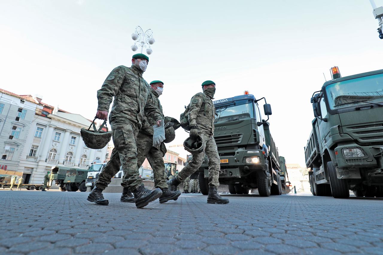Zagreb: Vojska na Trgu bana Jelačića sanira štetu od potresa