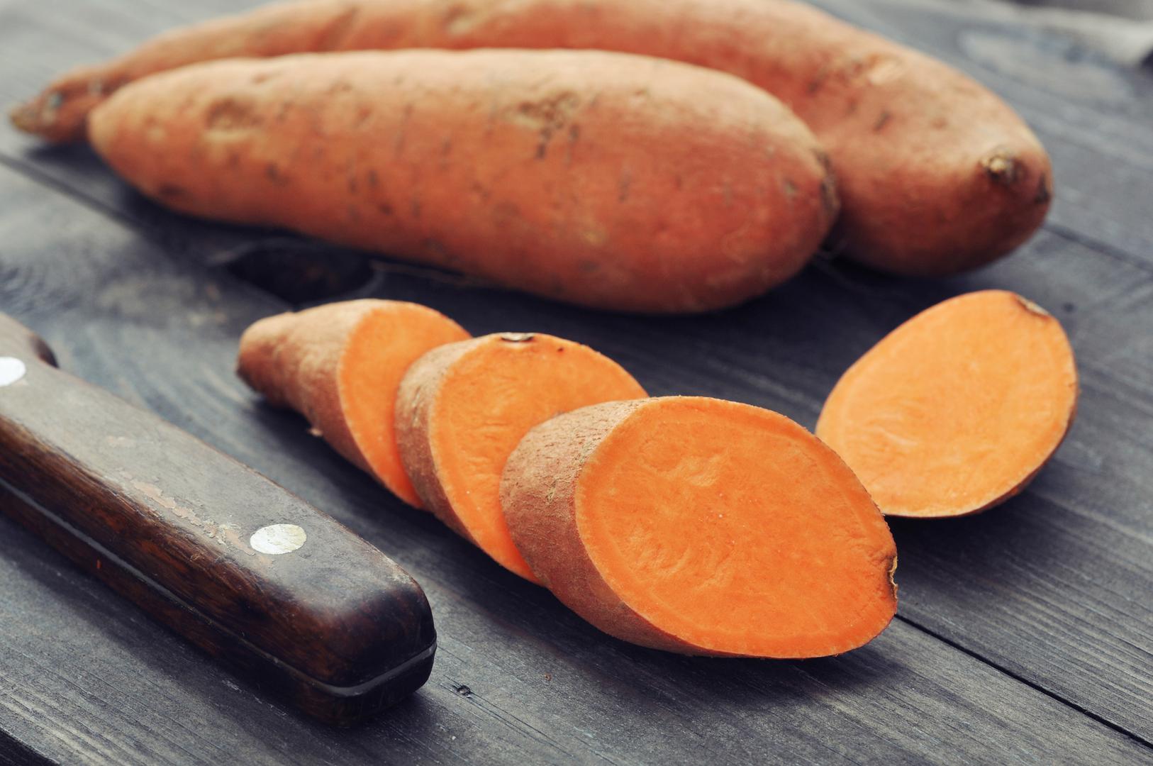 BATAT - Samo jedan komad tog korjenastog povrća sadrži oko 27 grama ugljikohidrata, ali ne dopustite da vas to obeshrabri. Studije su pokazale da ovaj slatki krumpir povećava razinu hormona adiponektina koji pomaže regulirati šećer u krvi.