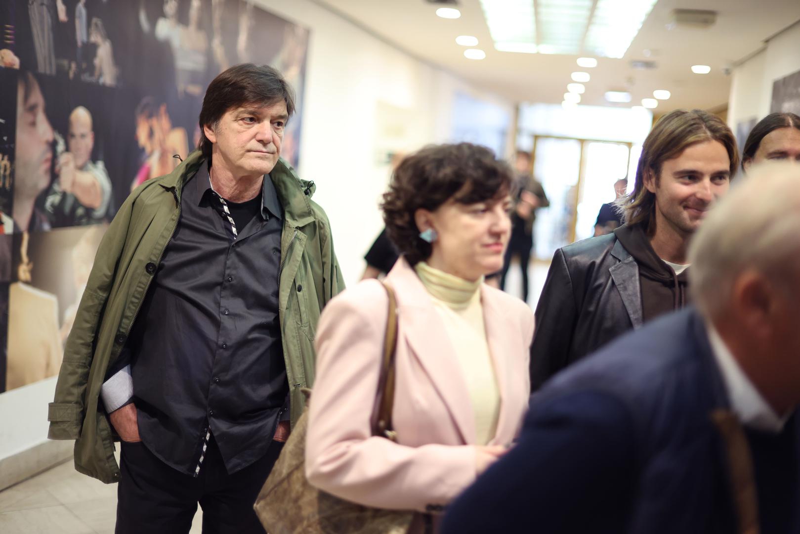Autor recentne monografije Zagrebačkog kazališta mladih "Zauvijek mlad" (2020.) Hrvoje Ivanković, Šabana smješta u generaciju "dolazećih" koji će, po njegovim riječima, „sudjelovati u stvaranju niza predstava koje mirne duše možemo svrstati među najvažnija ostvarenja hrvatskog glumišta u posljednjem desetljeću 20. stoljeća“