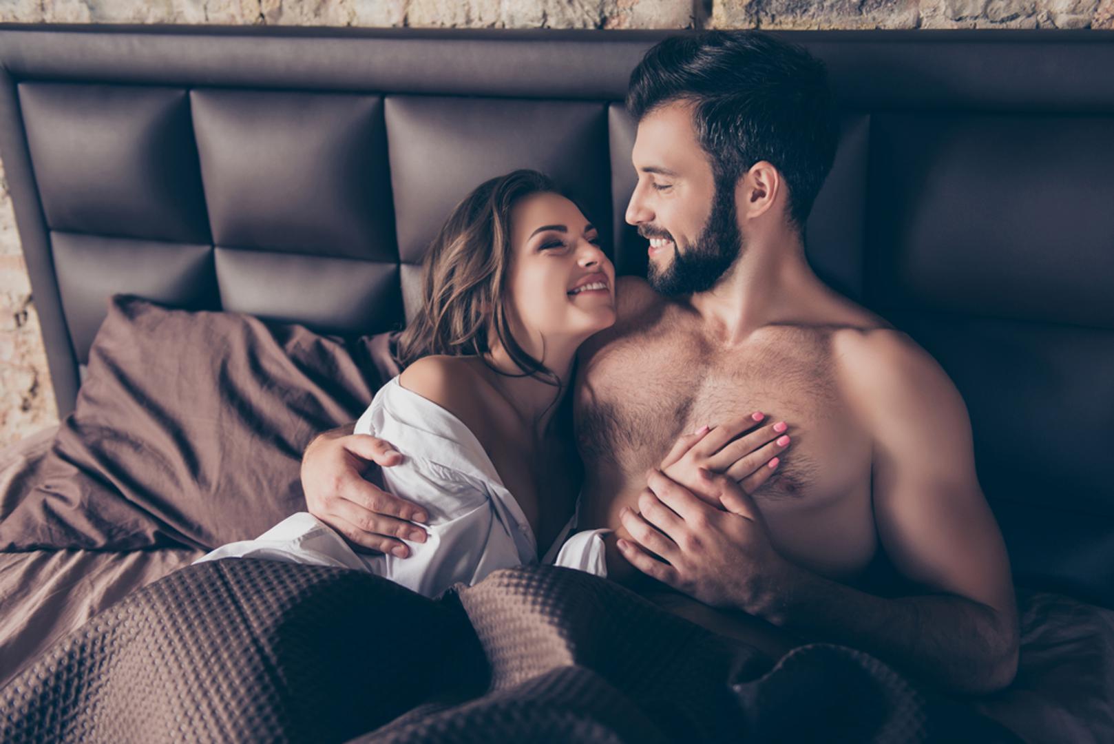 Nekima je najuzbudljivija spontanost, drugima polagan ritam, a trećima razgovor i mašta. Kad se spoje dvije energije koje se nadopunjuju, kemija se često osjeti odmah. Naravno, nijedan par nije osuđen na uspjeh ili neuspjeh samo zbog datuma rođenja. Ali, ako tražite astrološku inspiraciju, ova četiri para često se spominju kao oni koji se u krevetu posebno dobro razumiju.