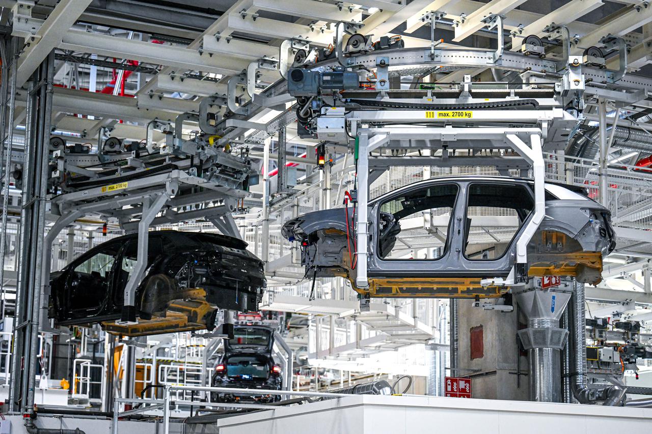 Chancellor Scholz visits the VW plant in Emden
