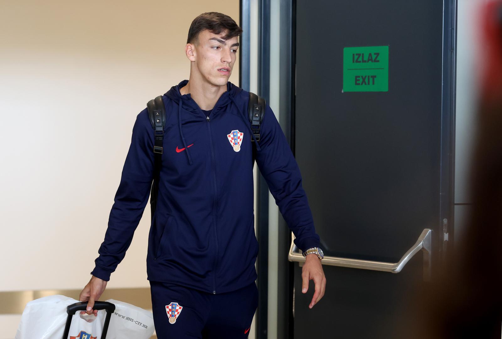 Petar je tihi i skromni mladić iz Zagreba koji je još 2022. godinee trebao biti reprezentativac, ali tada ga je zaustavio koronavirus. – Htio bih zahvaliti svima. Jako sam sretan što sam ovdje. Veselim se svakom treningu i na meni je da se pokažem – rekao je Petar na svojoj prvoj konferenciji za novinare kao reprezentativac.