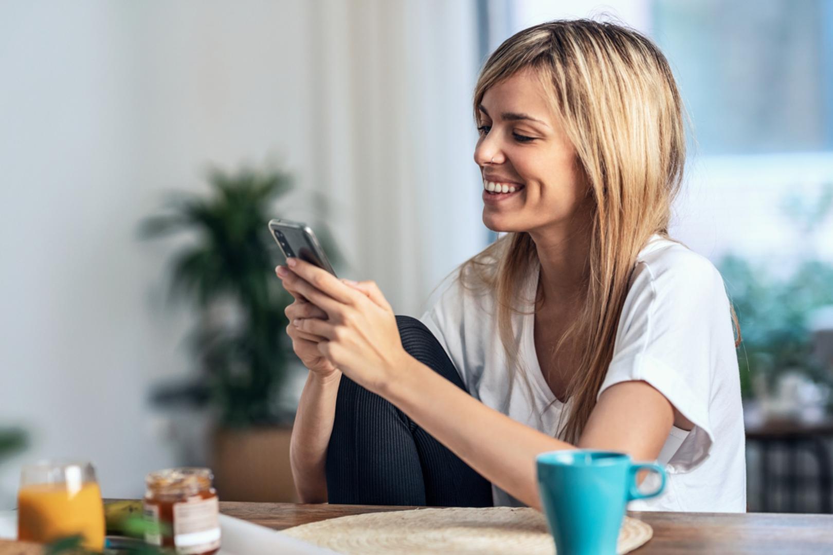 Jedna dobra poruka dnevno: Svaki dan pošaljite kratku poruku podrške jednoj osobi: 'Sjetio/la sam te se…' ili 'Hvala ti za…' zvuči malo, a nekome može biti sve. Time gradite naviku zahvalnosti i povezivanja, bez velikih planova. Bonus je što se i vama podiže raspoloženje jer radite nešto smisleno.