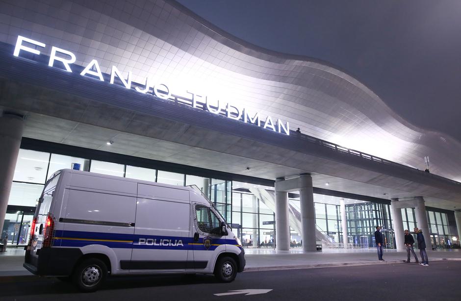 Policija ispred zračne luke čeka avion u kojemu je Ivica Todorić