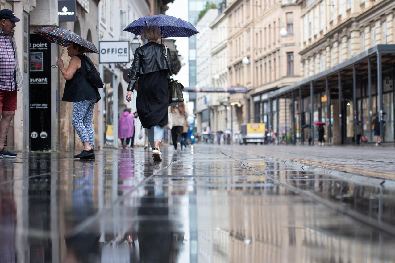 Zagreb: Kratkotrajan jak pljusak zahvatio centar grada