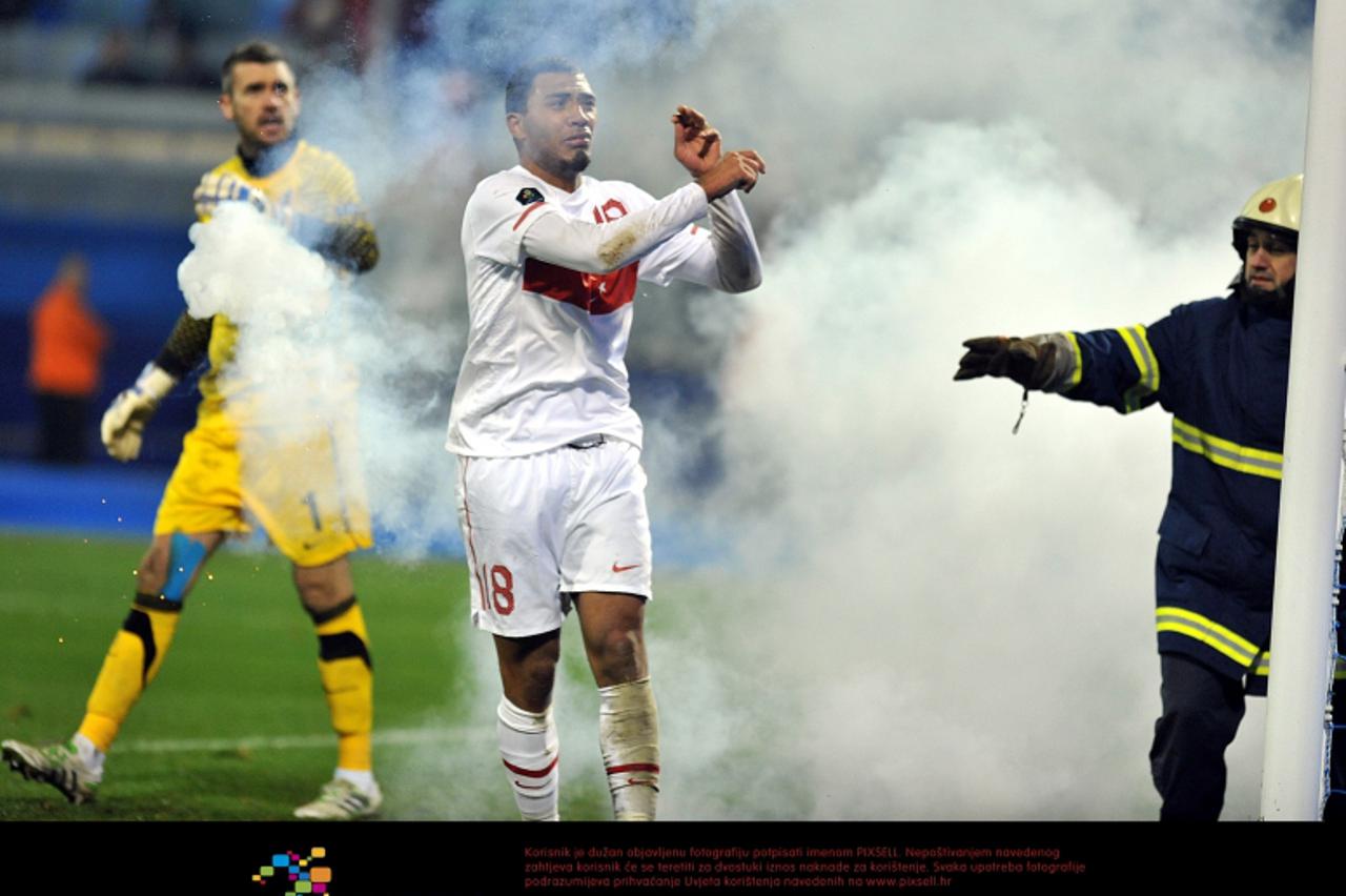 \'15.11.2011., Maksimir, Zagreb - Druga utakmica dodatnih kvalifikacija za Europsko prvenstvo 2012. godine u Poljskoj i Ukrajini, Hrvatska - Turska. Kazim Kazim bacio baklju s terena.  Photo: Goran St