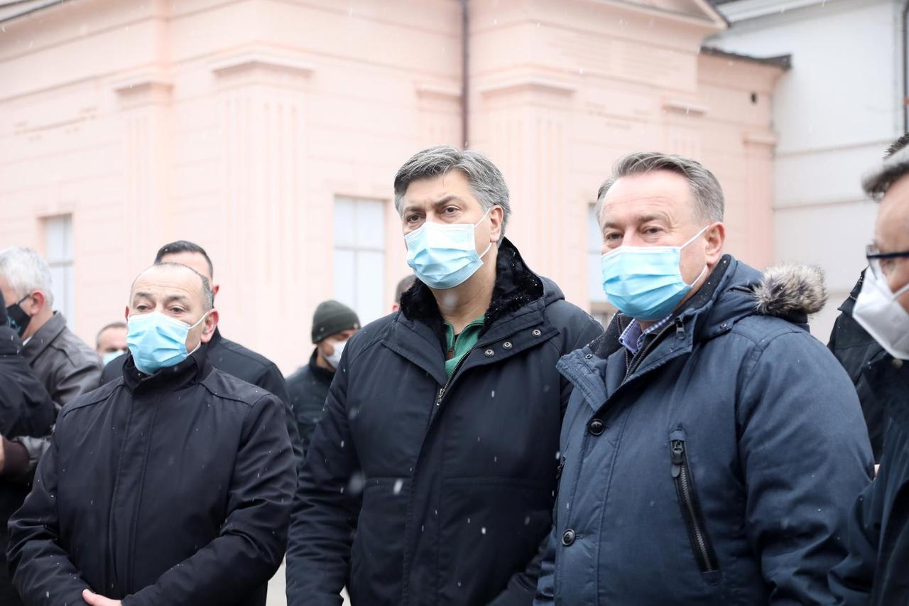 Sisak: Plenković i Medved obišli Sisak i prisustvovali pripremama uklanjanja sisačke katedrale