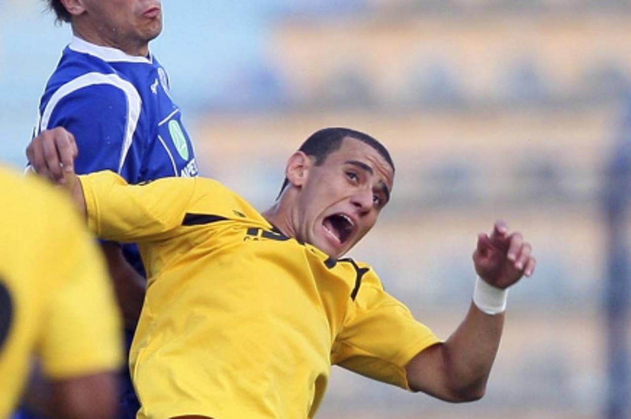 'Emilian Vila of KS Dinamo Tirana (L) fights for the ball with Jymmy Franica of FC Sheriff during their Champions League  second qualifying round, second leg soccer match in Tirana July 20, 2010.   RE