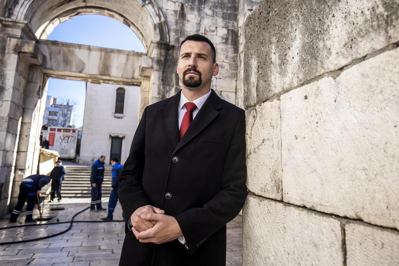 Split: Dogradonačelnik Bojan Ivošević u prolasku Srebrnim vratima nakon uklanjanja štandova