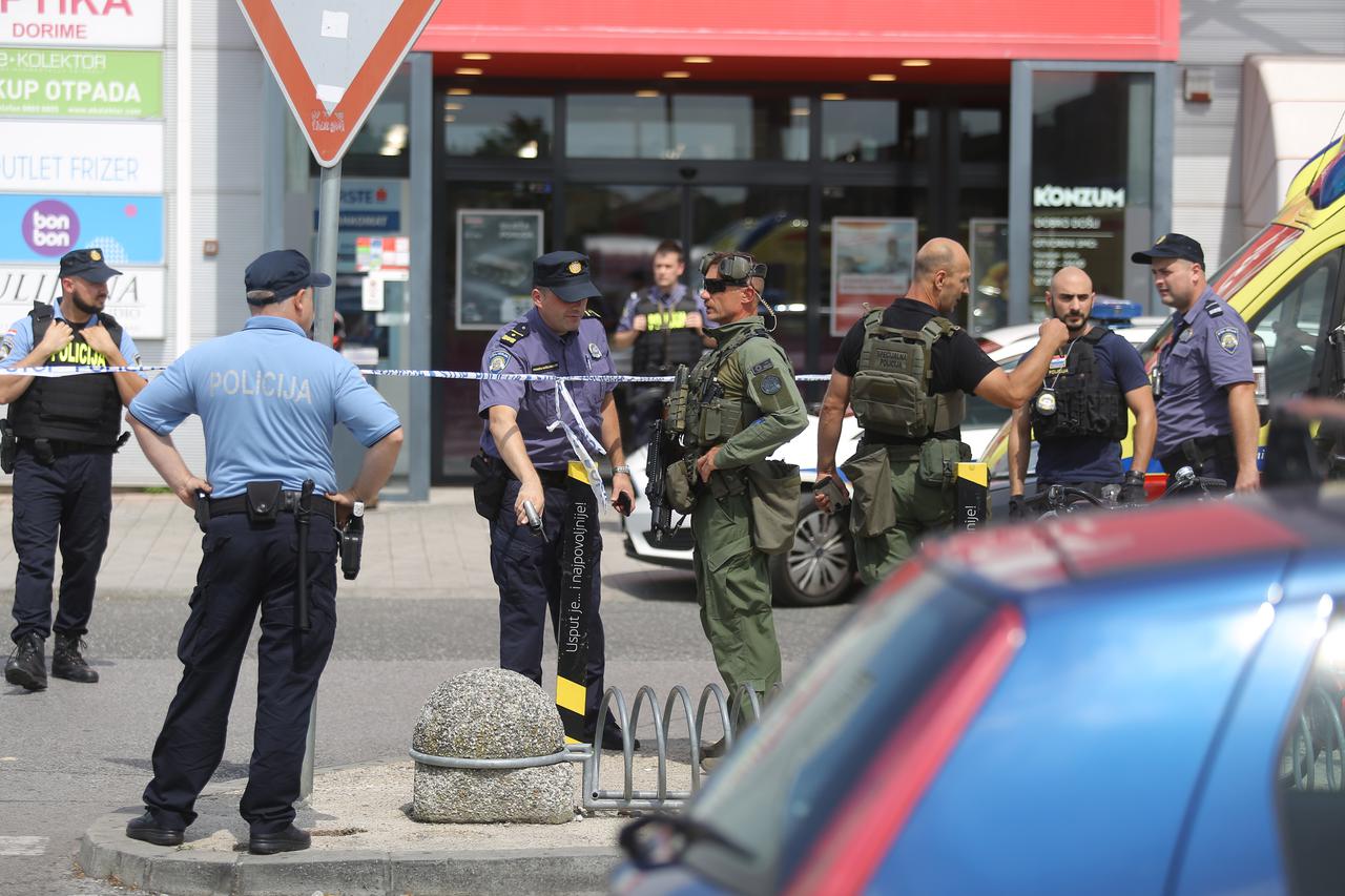 Dvojica razbojnika upala u banku na Črnomercu, policajac ulovio pljačkaša