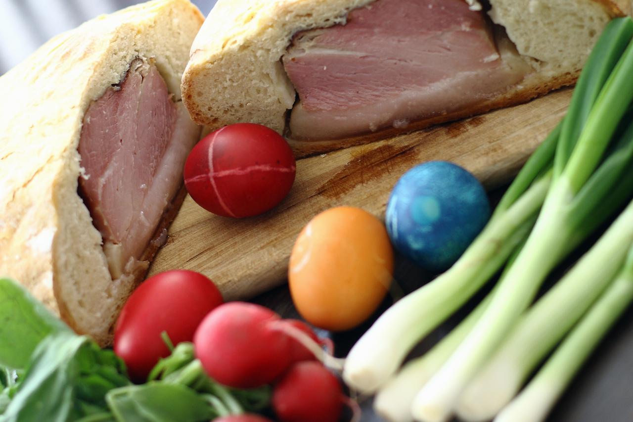 25.04.2011., Zagreb -  Ilustracija, uskrsni dorucak. Uz pisanice, obavezan sastojak uskrsnog dorucka su i kuhana sunka, mladi luk i rotkvice. Sunka pecena u kruhu. Photo: Davor Puklavec/PIXSELL