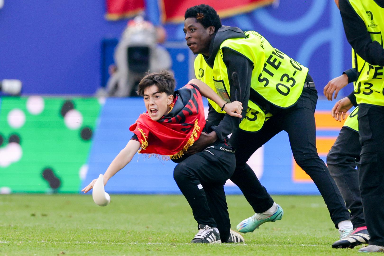 A nakon utakmice nekoliko je albanskih navijača uletjelo na teren.