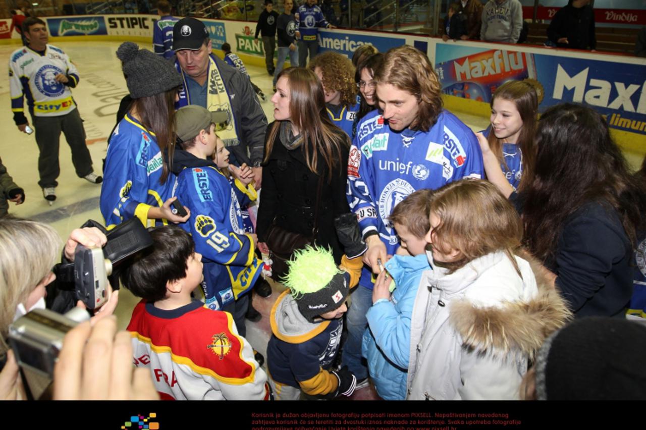 '10.03.2011., Zagreb - Igraci KHL Medvescaka na kraju sezone druzili su se sa navijacima i primili nagrade od navijaca.Robert Kristan.  Photo: Antonio Bronic/PIXSELL'