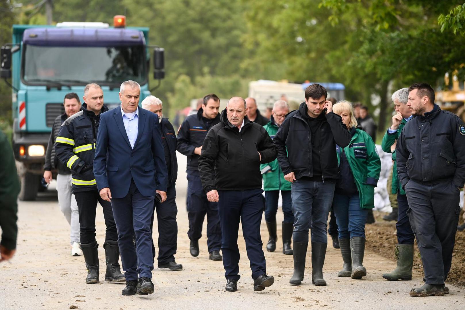 18.05.2023. Sisak - Uslijed puknuca nasipa poplavljena je udruga za terapijsko jahanje Kas. Konji su izvuceni na vrijeme, no unistene su stale i prostorije udruge. potpredsjednik Vlade i ministar branitelja Tomo Medved, zupan Sisacko-moslavacke zupanije Ivan Celjak Photo: Igor Soban/PIXSELL