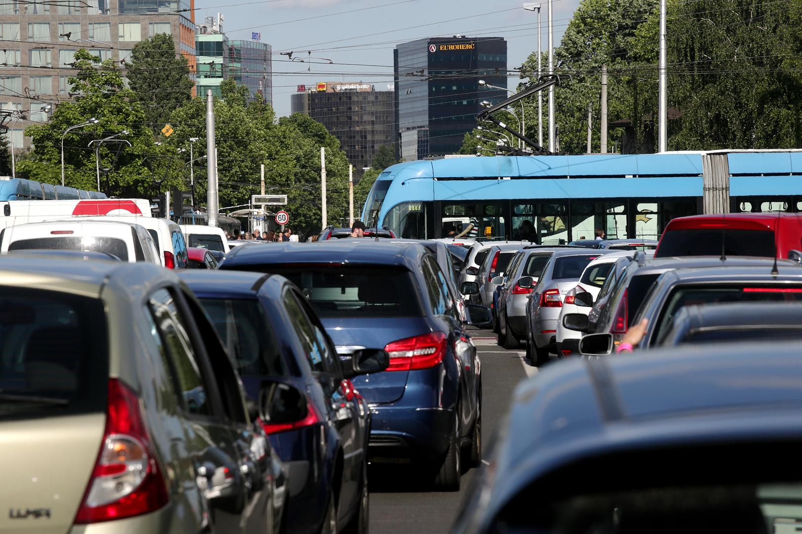 Velike gužve stvorile su se danas poslijepodne oko 17 sati na križanju Držićeve i Vukovarske ulice u Zagrebu.