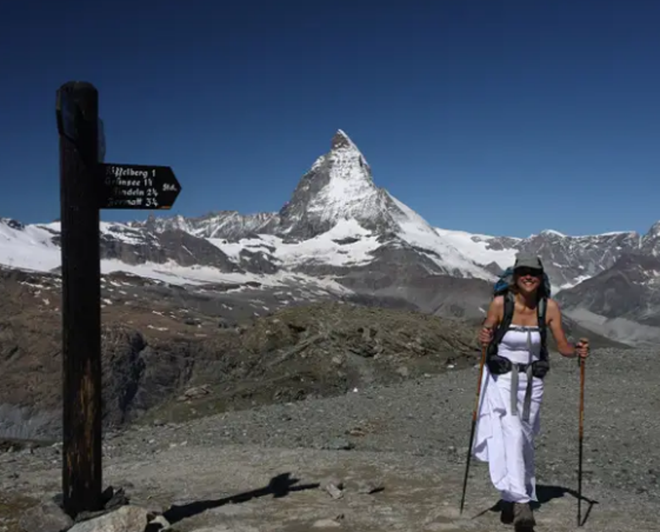 Na putu prema doma oboje su zaključili da je prava šteta baciti vjenčanicu ili ju spremiti na dno ormara. Zato su ju odlučili ponijeti na svako putovanje. 