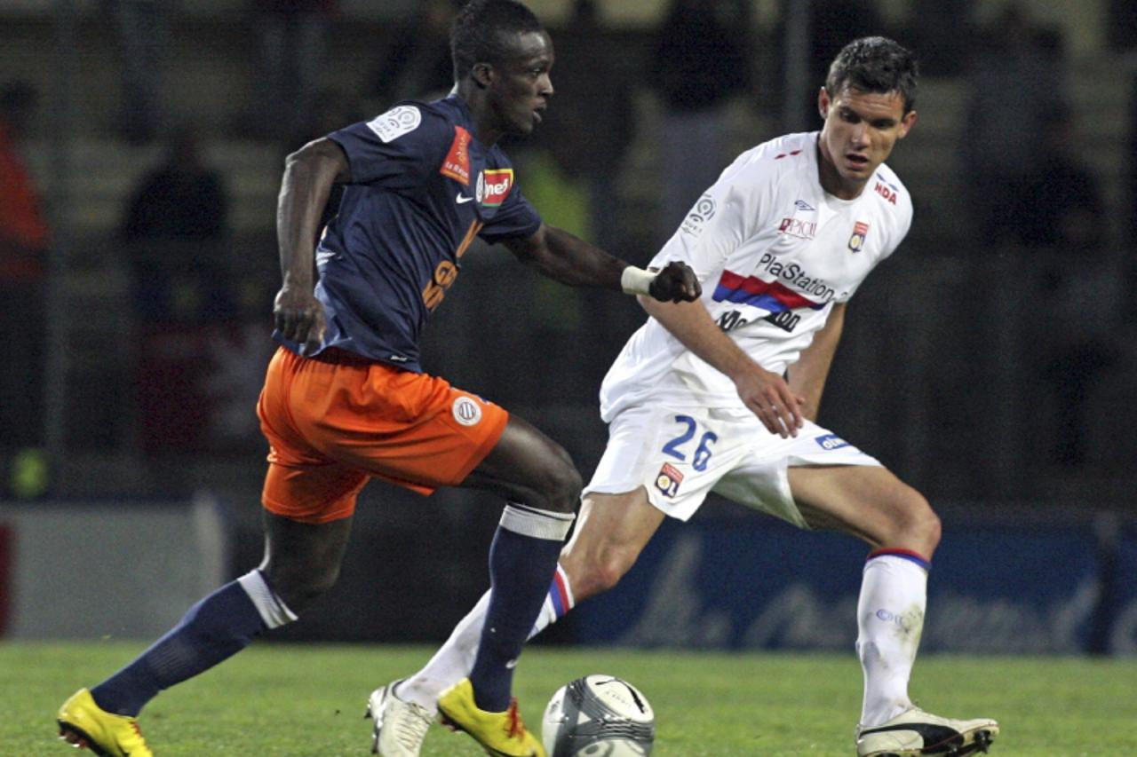 'Montpellier\'s Victor Caicedo Montano (L) challenges Lyon\'s Dejan Lovren during their French Ligue 1 soccer match at the Mosson stadium in Montpellier May 2, 2010. REUTERS/Pascal Parrot (FRANCE - Ta