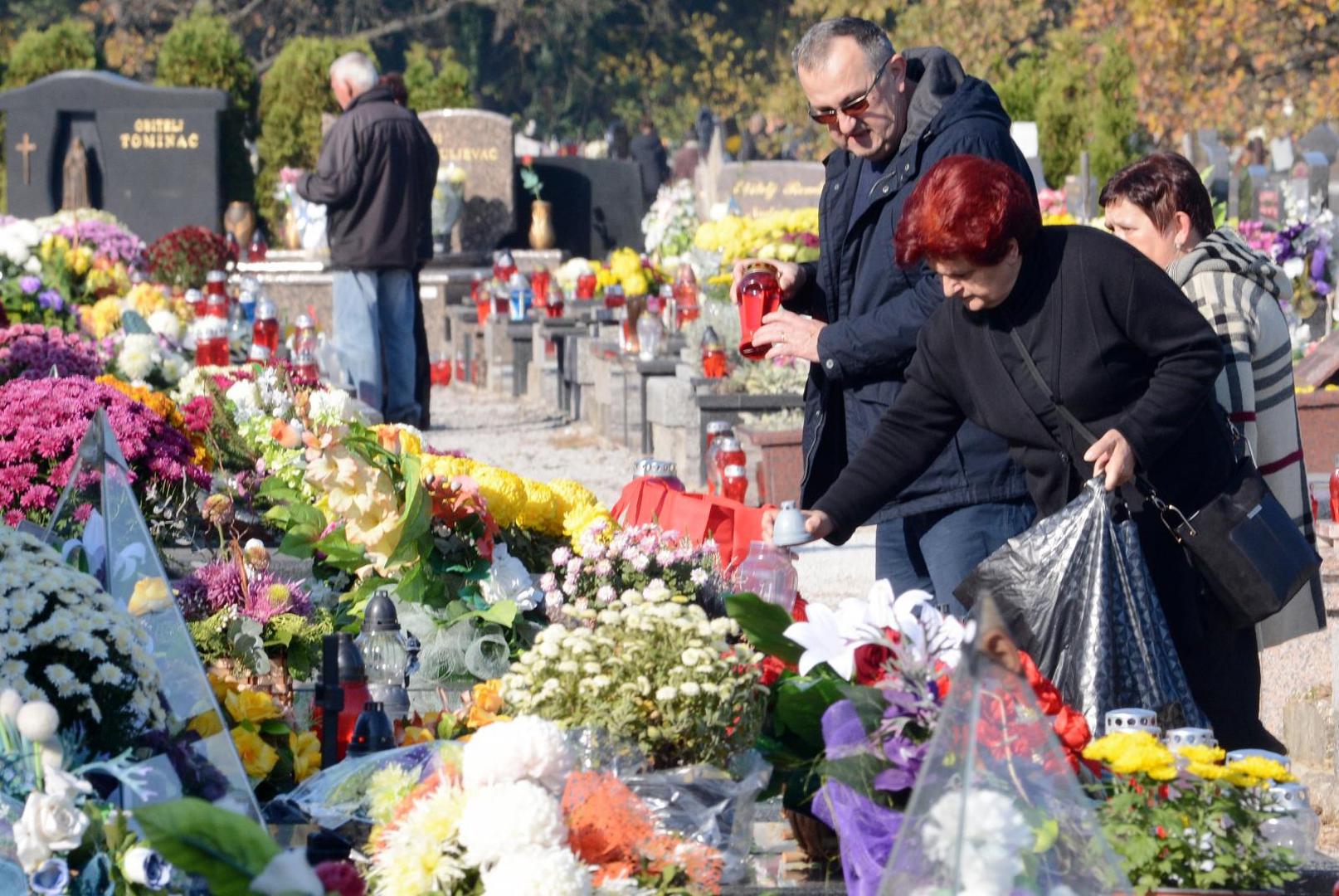 Građani na groblju u Sisku