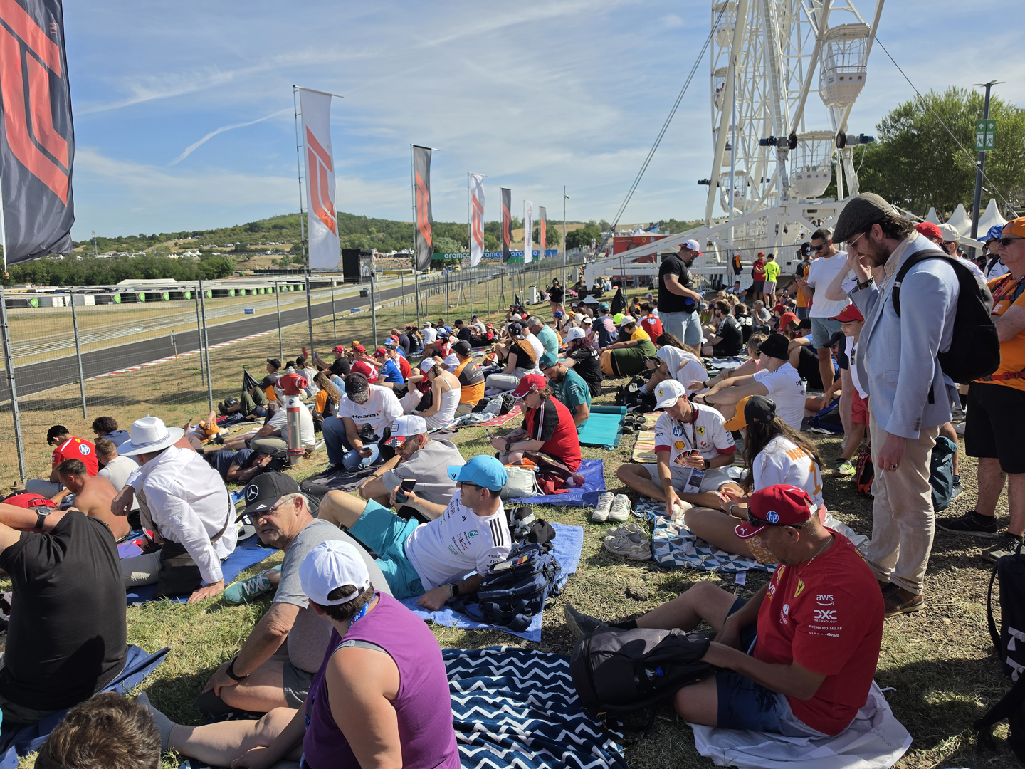 Ovog vikenda vozi se utrke Formule 1 u Mađarskoj. Slavna staza Hungaroring omiljena je destinacija mnogih fanova Formule 1, a i Hrvati vole ovu stazu koja je jedna od najbližih Hrvatskoj. Također je poznata i po dobroj organizaciji i relativno pristupačnim cijenama. No, dok se može još OK cijena naći za ulaznice za dobar dio hrane i pića treba će izdvojiti dosta novca...