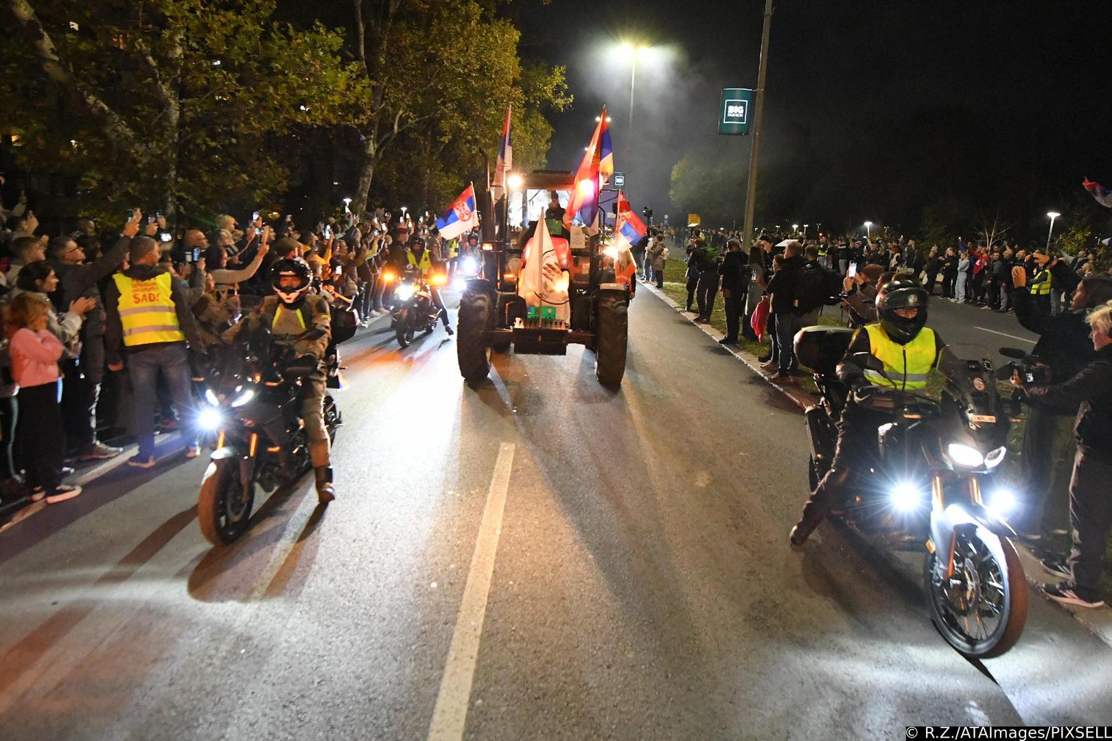 31, October, 2025, Novi Sad - A large number of citizens stand along the roadway on Bulevar Oslobodjenja in Novi Sad, welcoming students, pedestrians and cyclists who are coming to Novi Sad. Photo: R.Z./ATAImages 

31, oktobar 2025, Novi Sad - Veliki broj gradjana stoji uz kolovoz na Bulevaru oslobodjenja u Novom Sadu, docekujuci studente pesake i biciklste koji dolaze u Novi Sad. Photo: R.Z./ATAImages Photo: R.Z./ATAImages/PIXSELL