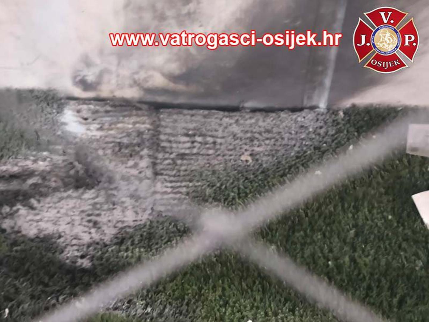 Za vrijeme utakmice palo je na teren dosta raznoraznih pirotehničkih sredstava koji su oštetili travnjak i okolne površine