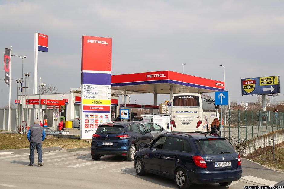 Zagreb: Gužva na benzinskoj postaji zbog najave poskupljenja goriva