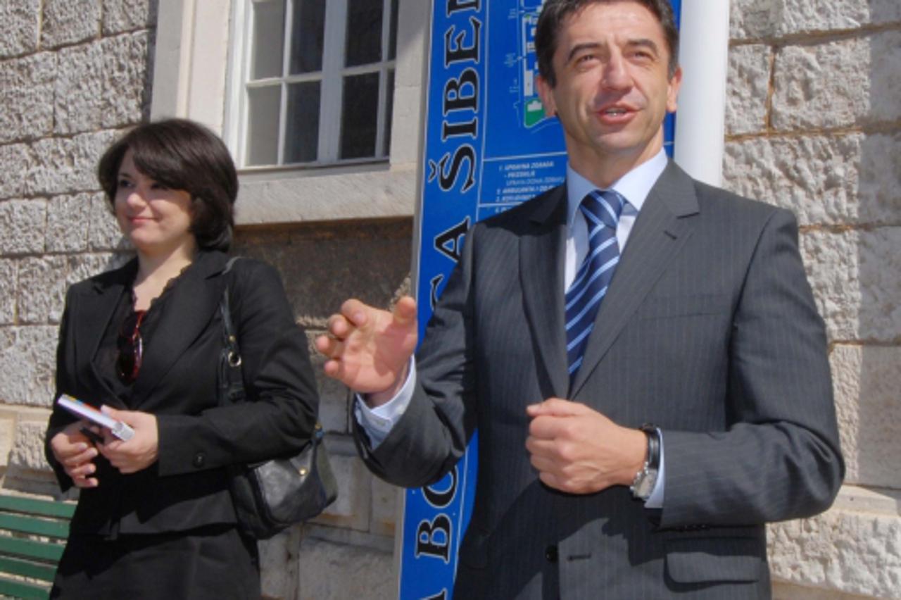 \'za unutrasnju......300308.....sibenik sibenik...bolnica....ministar....zdravstva.....milinovic...darko snimio hrvoje jelavic\'