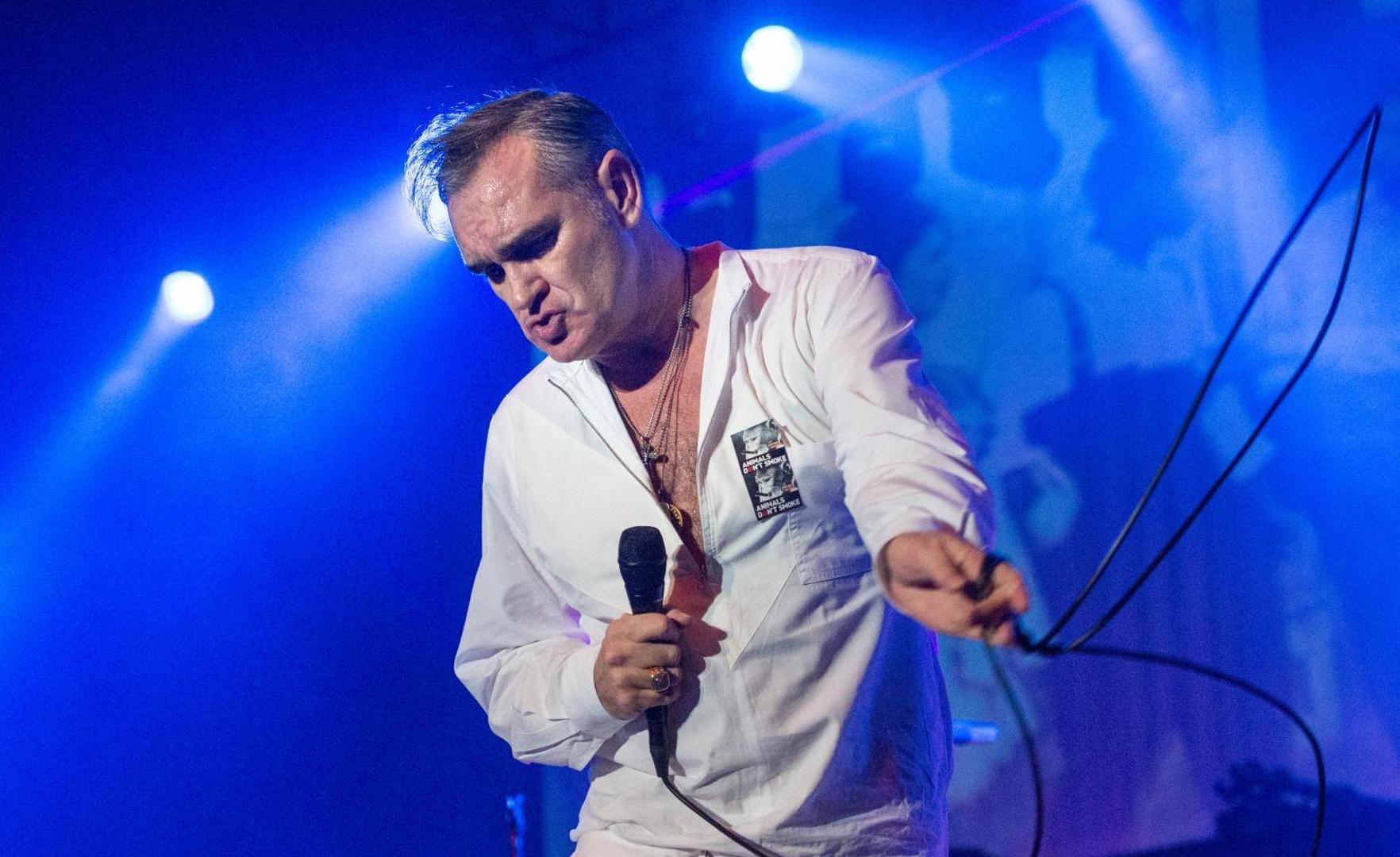 'Nikad ne bih ubio ili pojeo životinju", znao je reći Morrisey. No ni ljubav prema svakom živom biću niti činjenica da se hrani samo biljem nije pomogla legendarnom pjevaču sjetnih nota da ga u Engleskoj 2011. ne napadne pas i pritom mu nanese ozljede ruke i šake, uključujući lom kažiprsta. Fanovi su ustali u obranu svog idola i na društvenim mrežama zapisali: “Znaju li životinje što sve Morrissey čini za njih? Stoka nezahvalna!"