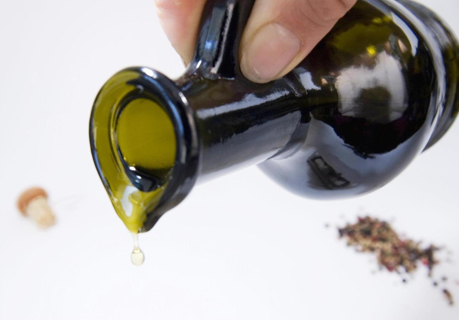 MASLINOVO ULJE
Kad vas zaboli uhu možete ih izliječiti maslinovim uljem koje je odlično i za čišćenje uha. U ovom istraživanju 33 posto sudionika koristilo je ovu metodu kada ih je boljelo uho i za čišćenje ušiju od voska i 70 posto ih tvrdi da ova metoda pali. Riječ stručnjaka kaže kako je ovo dobra metoda i kako su tri kapi  ulja dovoljne za čišćenje uha i smirivanje uhobolje.