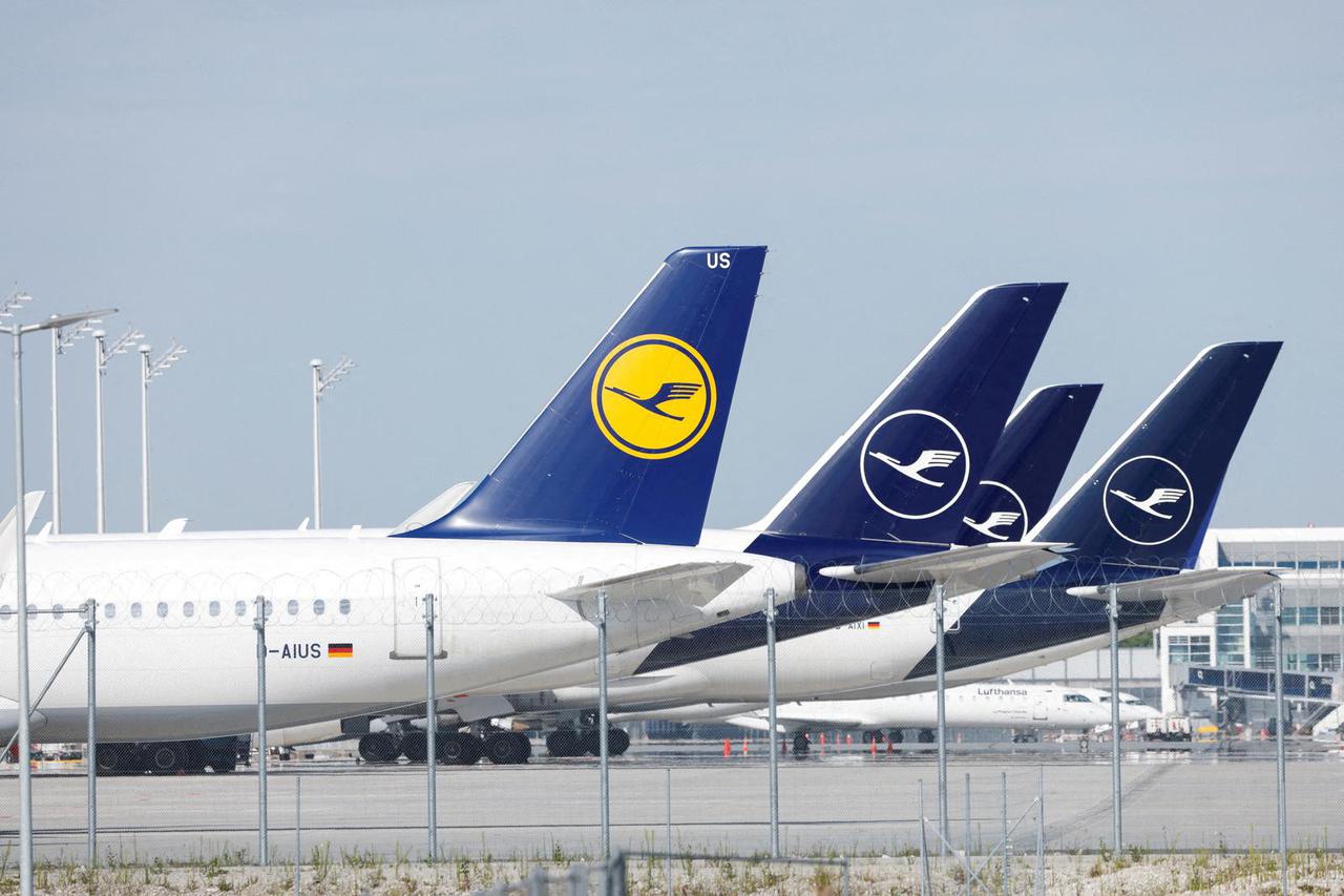 FILE PHOTO: Lufthansa ground staff in Germany go on strike over 9.5% pay claim, in Munich