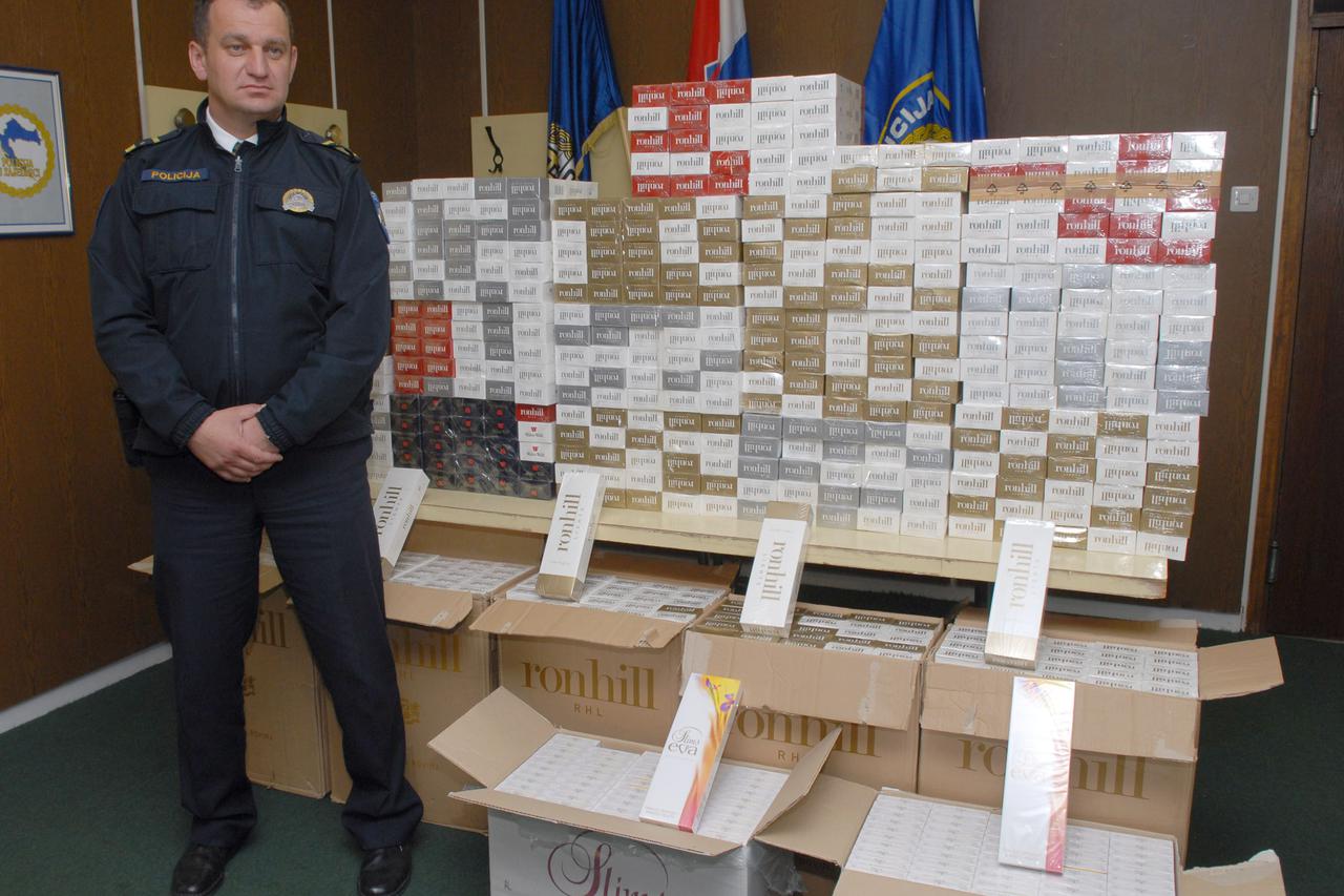 23.04.2010., Karlovac - Karlovacka policija zaplijenila 896 steka cigareta u vrijednosti 150 tisuca kuna. Cigarete su zaplijenjene u Slunju kod vozaca u automobilu laznih zagrebackih registracija. Na slici nacelnik PP Slunj Drazen Zivcic.  Photo: Kristina