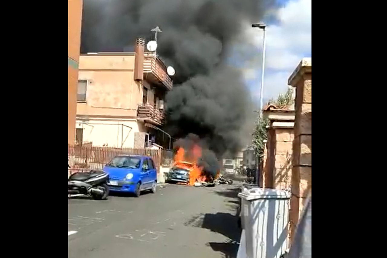 Zrakoplov pao na automobil