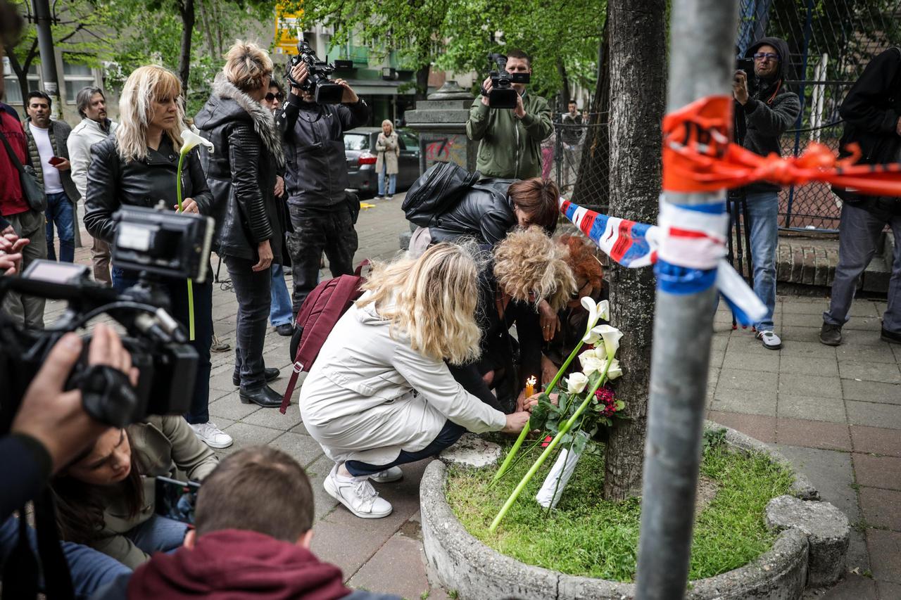 Beograd: Građani polažu cvijeće te pale svijeće ispred škole gdje je jutros učenik ubio devet osoba