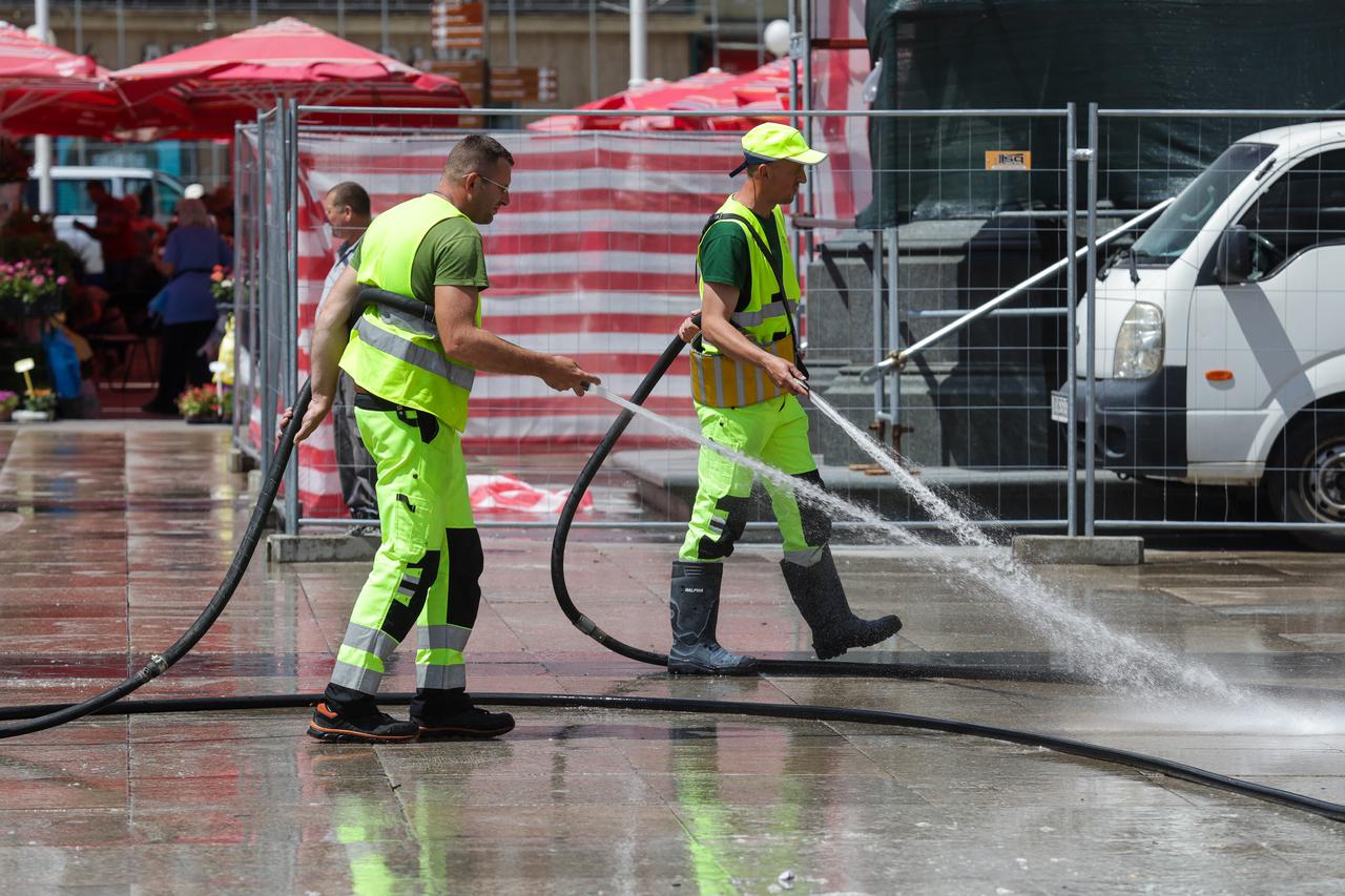 Zagreb: Radnici Čistoće čiste trg nakon slavlja maturanata