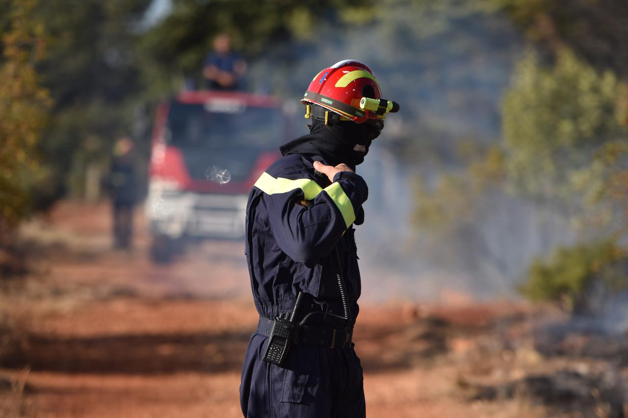 Đevrske: Vatrogasci dogašavaju požar koji je tijekom jučerašnjeg dana prijetio kućama