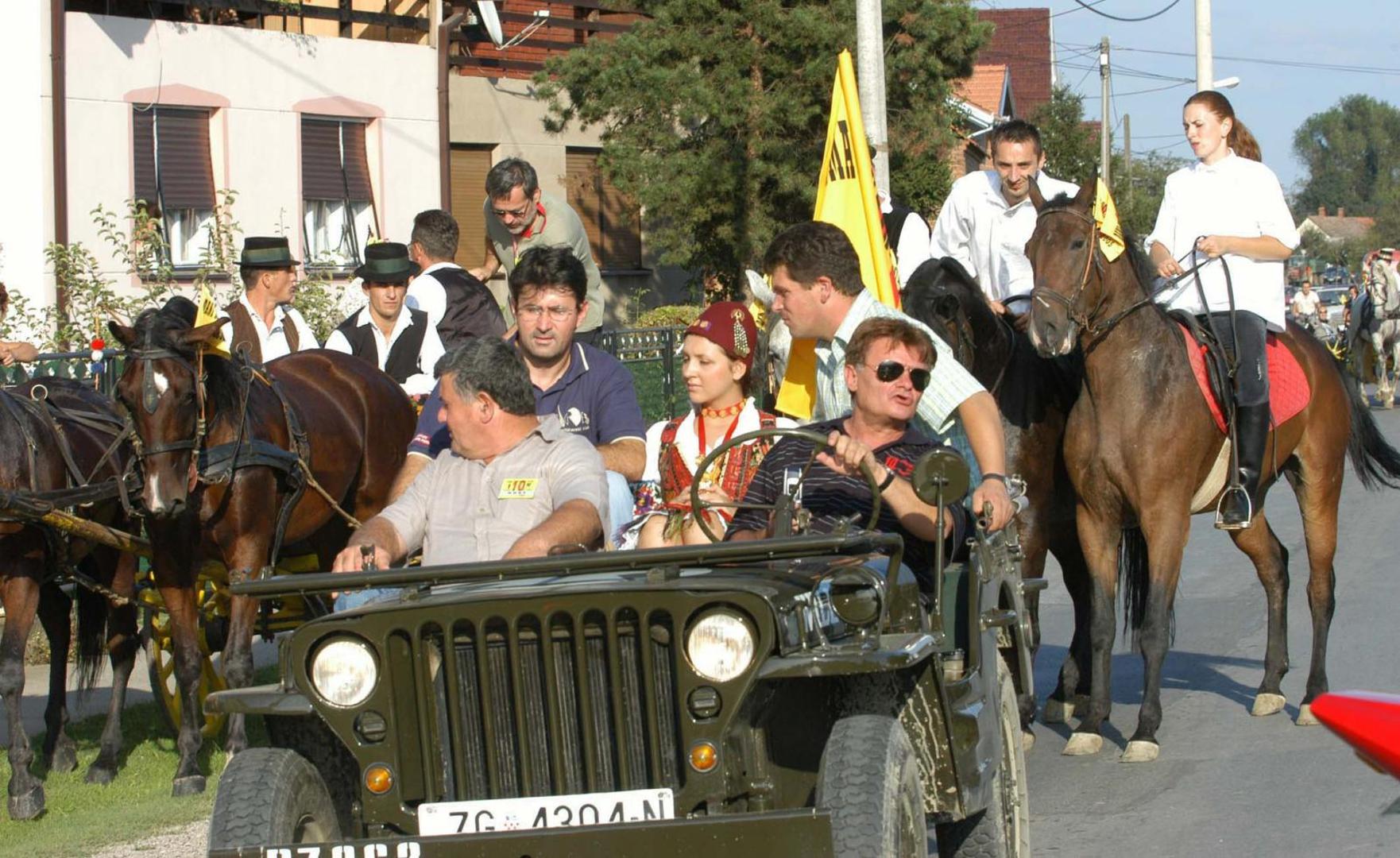 Priredio je spektakl za otvaranje 10. dana hrvatskog filma: U rodni kraj Ivo Gregurević dovodio je brojne glumce i prijatelje, poput Vedrana Mlikote ili Željka Malnara s kojima je 2008. godine prodefilirao Orašjem u vojnom kombiju praćen konjanicima