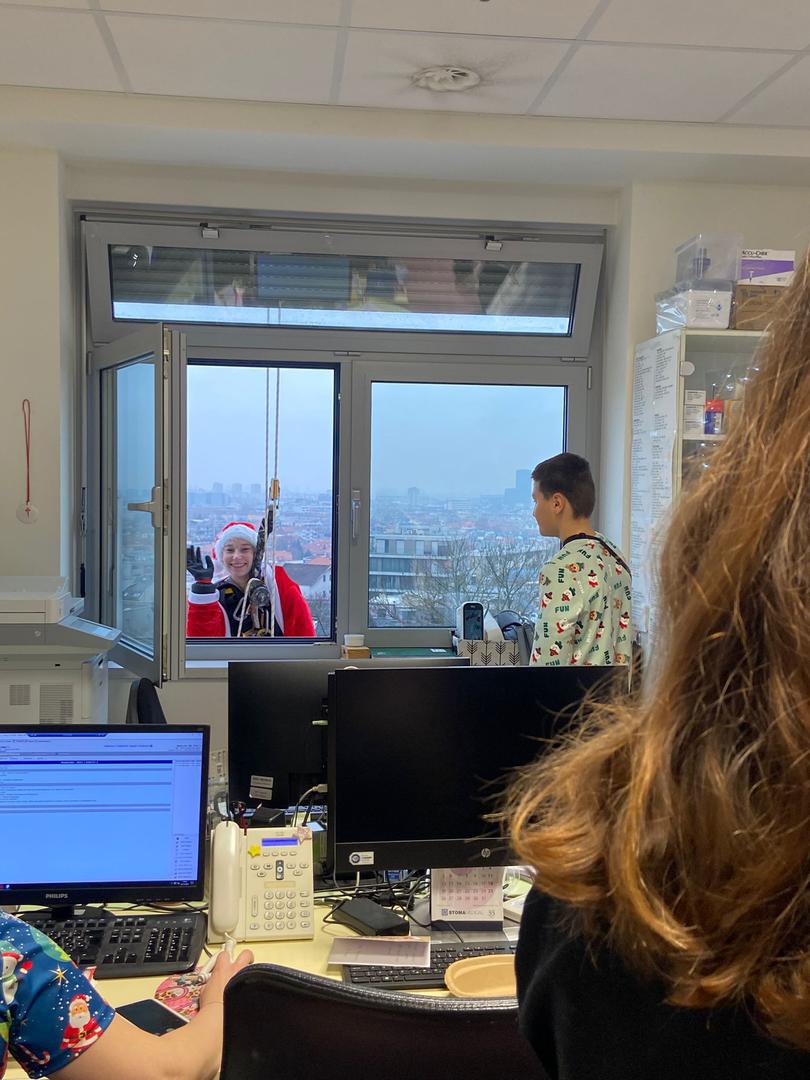 Djeca hospitalizirana na pedijatriji KBC-a Rebro i ove su godine dobila poseban božićni dar. 