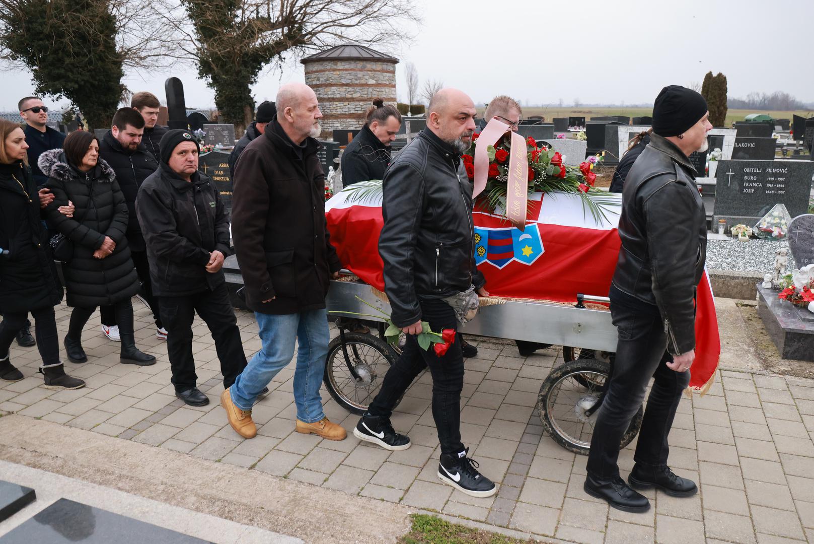 Obitelj, prijatelji i kolege glazbenici na groblju u Županji oprostili su se od glazbenika Slavena Živanovića Žiže, člana grupe Opća opasnost koji je preminuo u 53. godini nakon kratke i teške bolesti. 