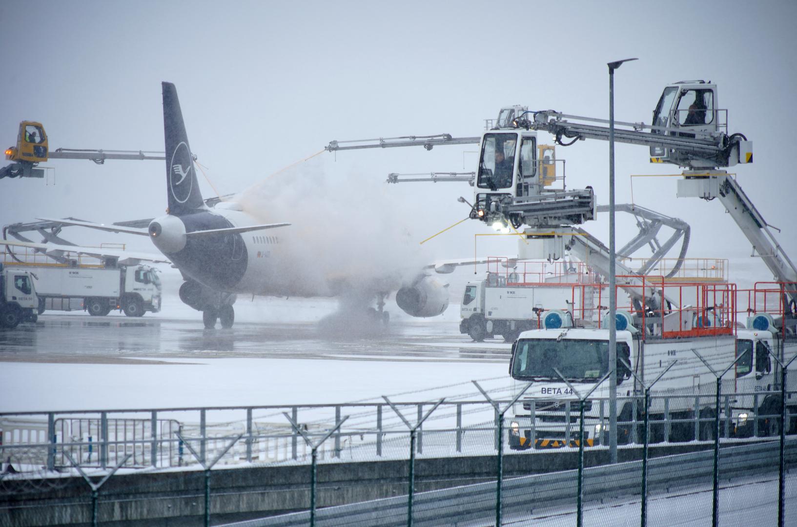 A Lufthansa aircraft undergoes de-icing before takeoff from Frankfurt airport, Germany, January 18, 2024.     REUTERS/Timm Reichert Photo: TIMM REICHERT/REUTERS