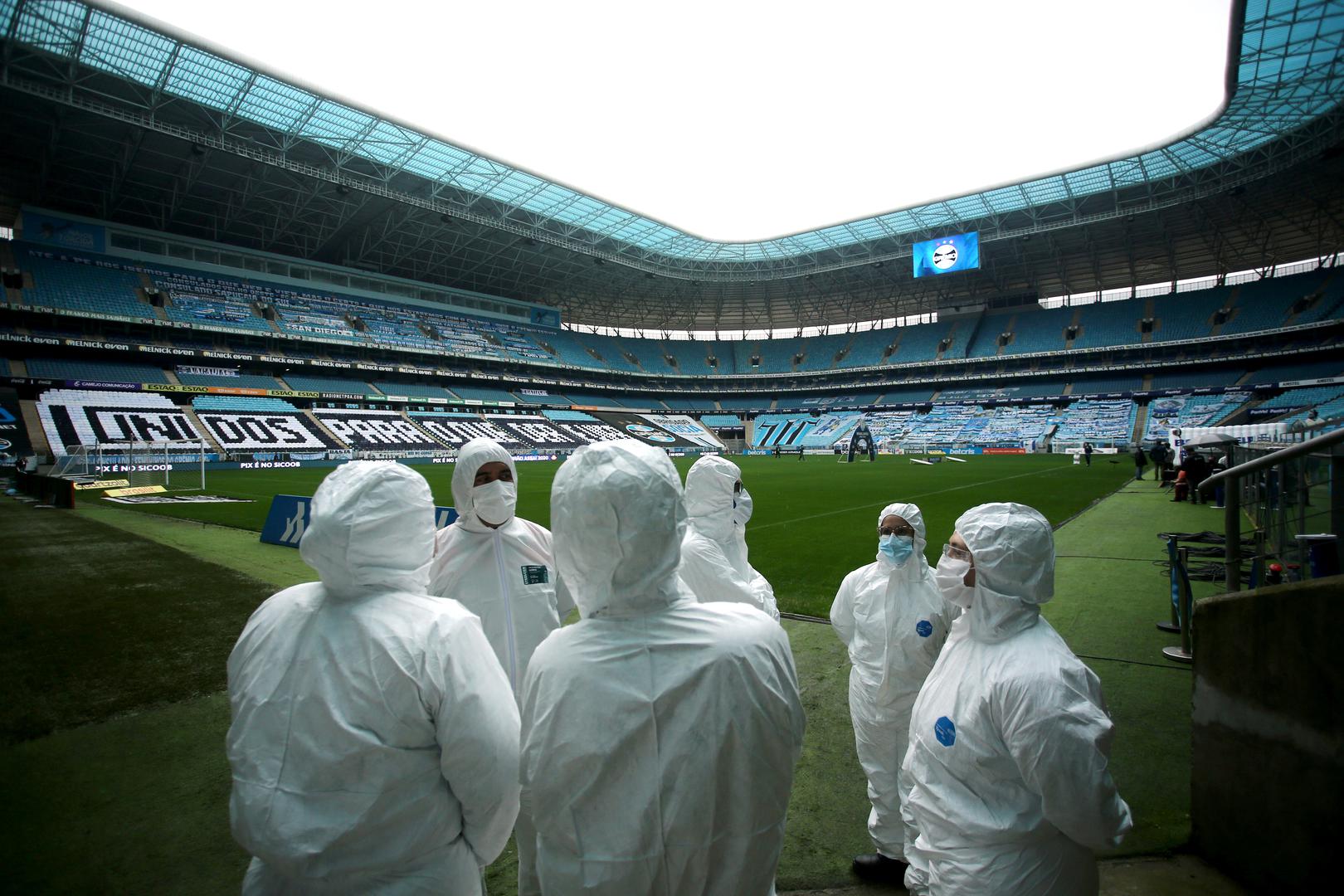 
Organizatori utakmice u Brazilu u zaštitnoj opremi zbog pandemije koronavirusa i prazne tribine.
