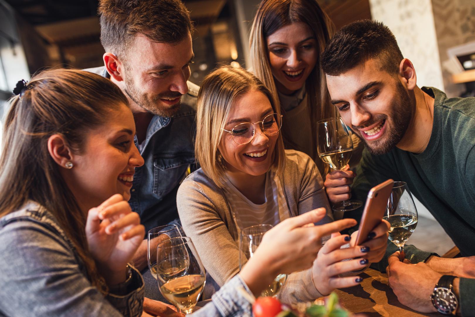 1. Blizanci: Pripadnici ovog zračnog znaka poznati su po svojoj pričljivosti i prirodnom šarmu. Blizanci su rođeni zabavljači koji s lakoćom ulaze u razgovore i okupljaju ljude. Njihova društvena narav i otvorenost čine ih izvrsnima u uključivanju svih gostiju, osiguravajući da se nitko ne osjeća zapostavljeno. Organiziranje zabava i sklapanje novih prijateljstava njihova su specijalnost, a njihov vedar duh uvijek podiže atmosferu.