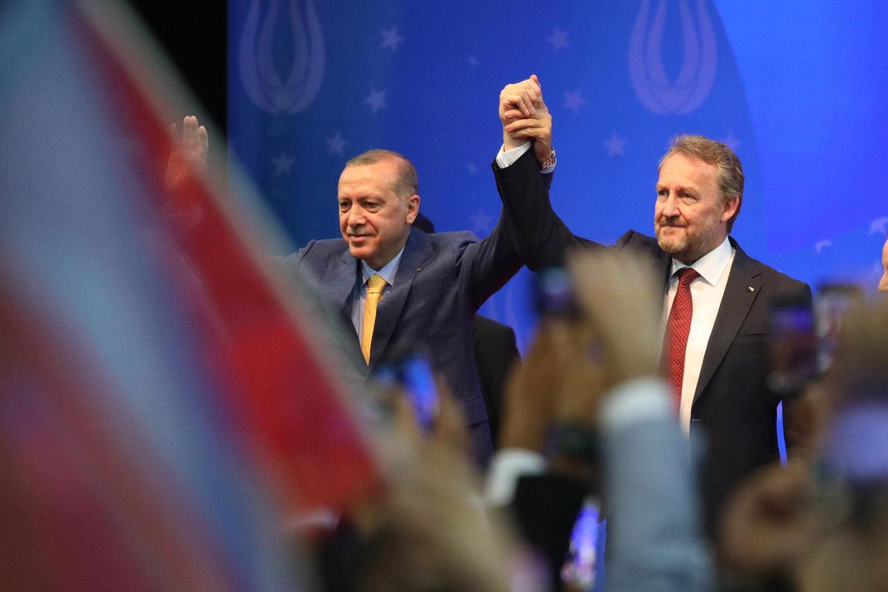 Erdogan u Sarajevu mobilizirao dijasporu, a Izetbegovi? ga nazvao "Božjim izaslanikom"