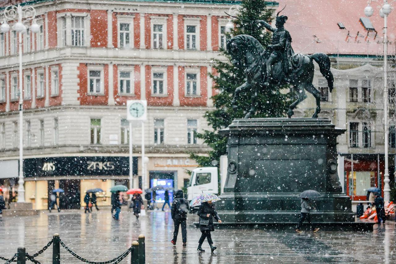Zagreb: Snijeg je intenzivnije počeo padati i u užem središtu grada