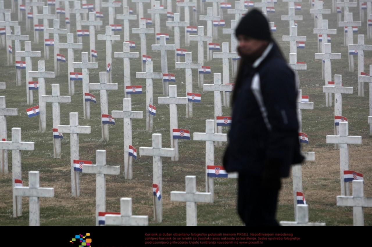 '18.11.2011., Vukovar - Dan sjecanja na Vukovar, obiljezavanje 20. godisnjice pada Vukovara. Na Memorijalnom groblju zrtava iz Domovinskog rata Svetu misu za sve pokojne i nestale predvodio je nadbisk