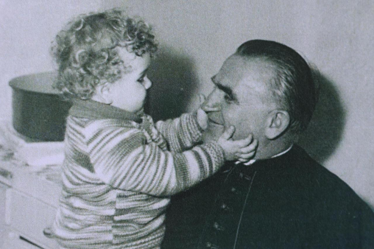 Pribić: Presnimke fotografija kardinala Franje Kuharića iz privatnog albuma