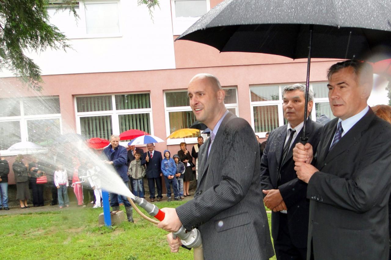 'podravina - 220610-crnac-hrvatska - ministar tomislav ivic i zupan tomislav tolusic otvorili vodovod u crncu  snimio Dragutin Santosi/vecernji list                         '